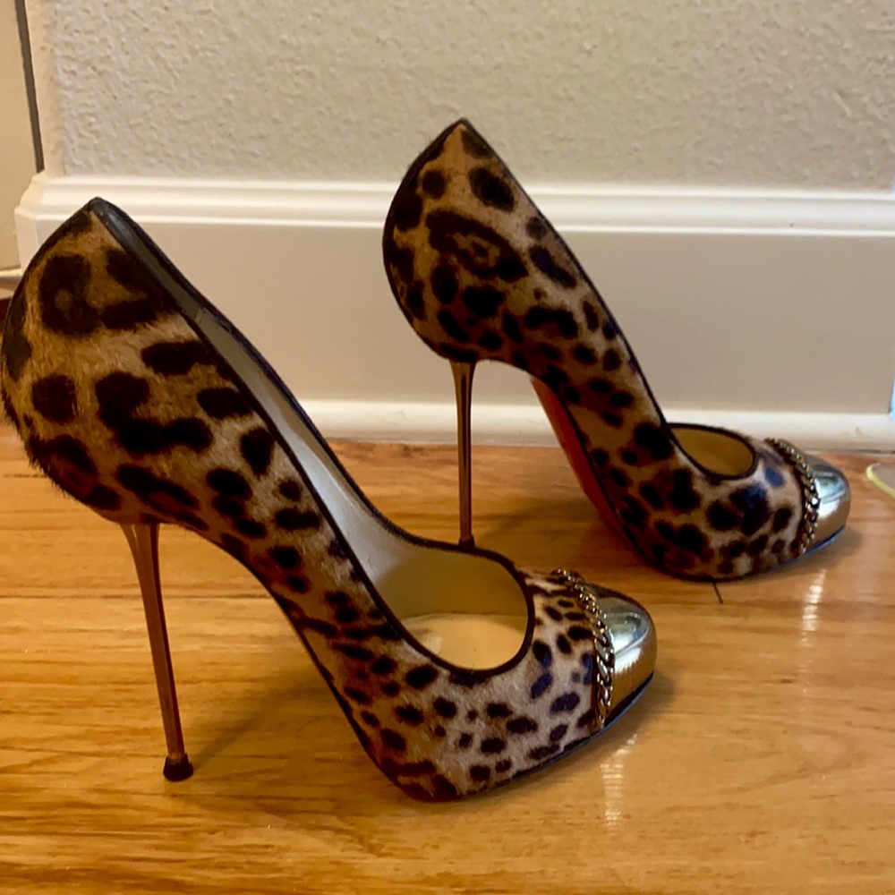39.5 Christian Louboutin stunning leopard heels -